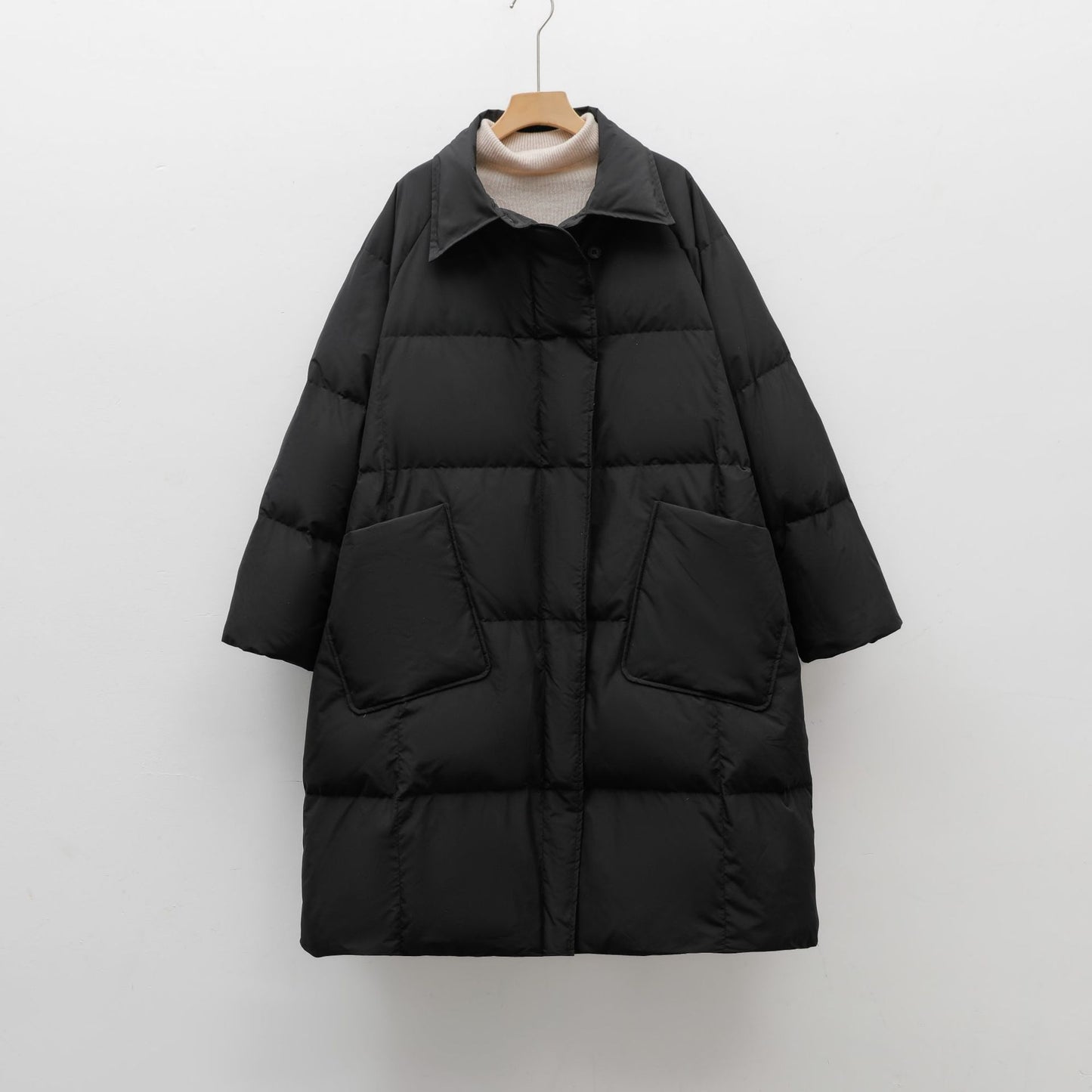 A simple, sleek design that goes with everything, plus thickened insulation that keeps you warm and comfortable all winter long.